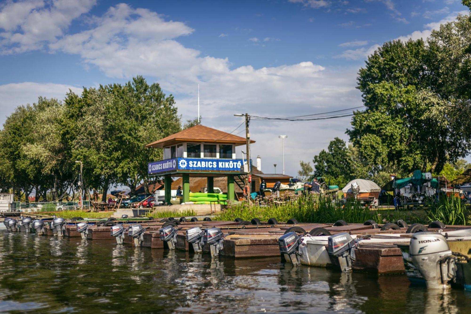 Lakohajo, Uszohaz - Tisza-To Hotell Tiszafüred Exteriör bild
