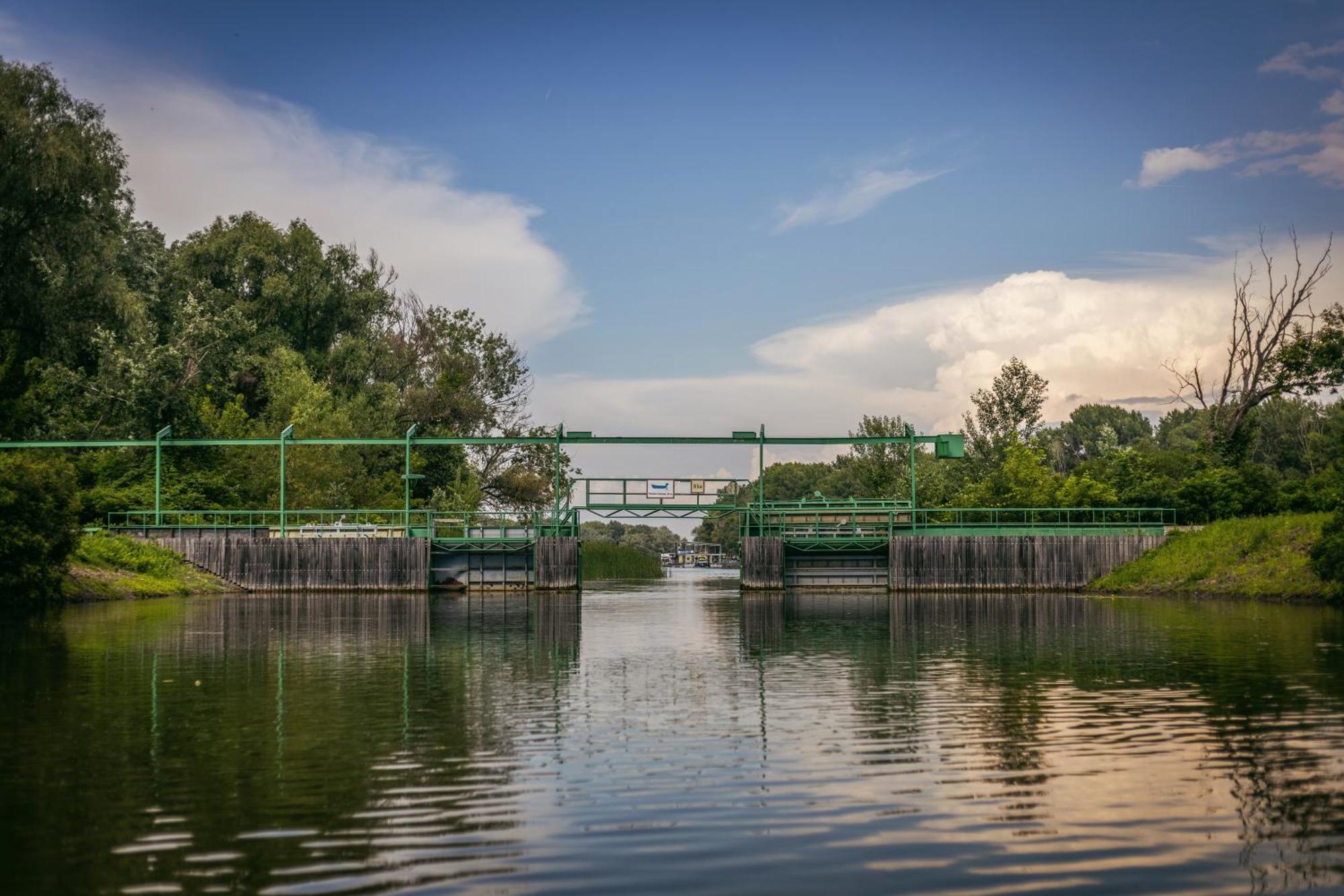 Lakohajo, Uszohaz - Tisza-To Hotell Tiszafüred Exteriör bild