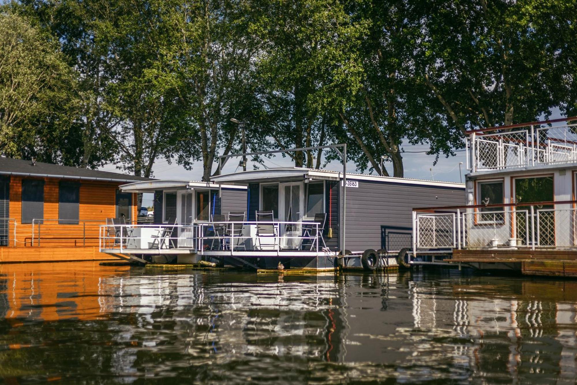 Lakohajo, Uszohaz - Tisza-To Hotell Tiszafüred Exteriör bild